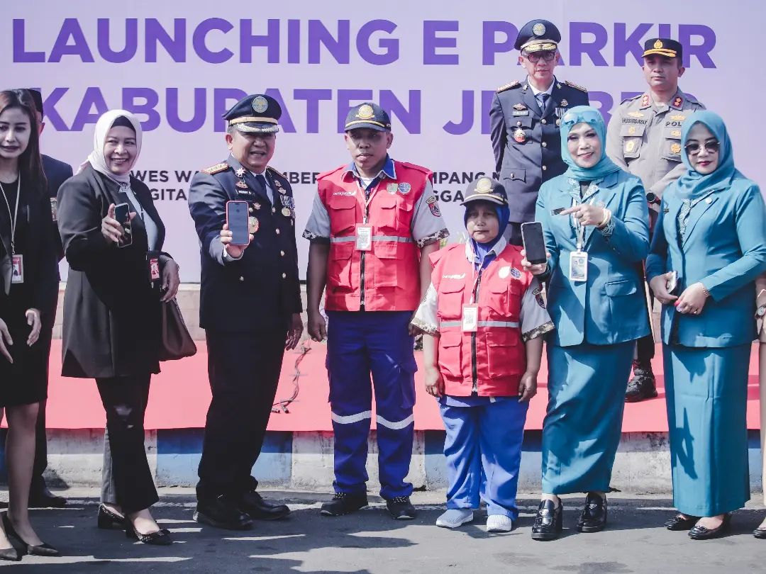 INOVASI BARU: Bupati Jember Hendy Siswanto me-launching sistem e-parking, September lalu, untuk memperjelas tarif retribusi parkir.