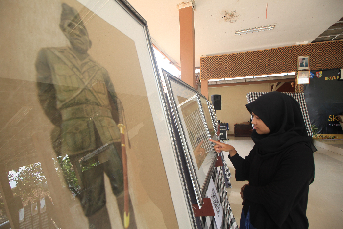 ANTUSIAS: Salah seorang warga ketika melihat secara langsung pameran bangunan heritage dan benda cagar budaya di Jember. WAHANA DJALU / RADAR JEMBER