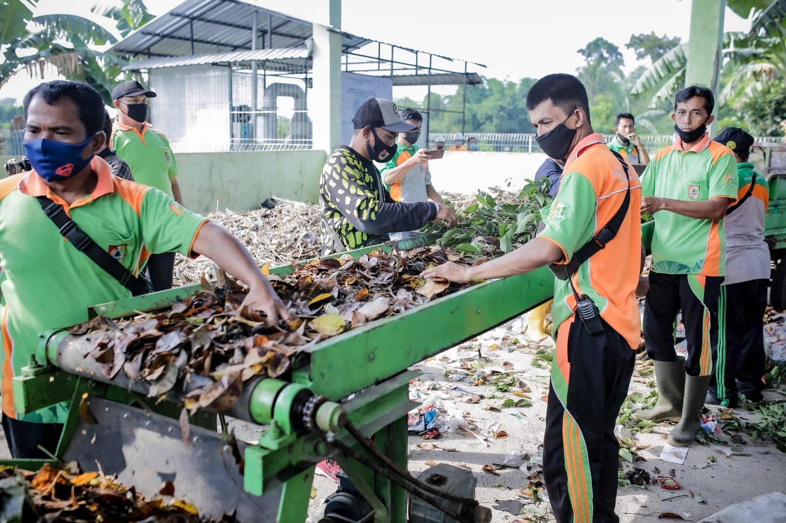 PENGOLAHAN: Proses daur ulang sampah di tempat pengelolaan sampah (TPS) Kelurahan Baratan, Kecamatan Patrang, beberapa waktu lalu.