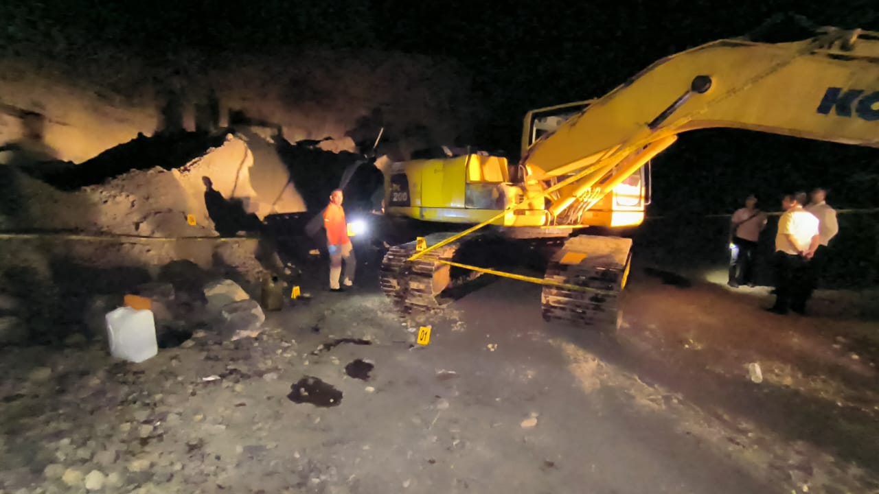 POLICE LINE: Alat berat yang menewaskan Moch Arifin, 18, di galian tambang C akhirnya dipasang garis polisi oleh petugas.