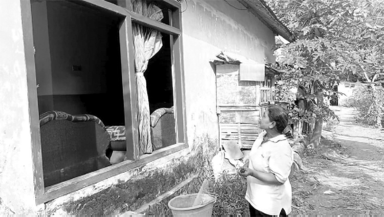 KENA IMBAS: Salah satu rumah warga yang terdampak ledakan dengan jarak cukup jauh. Selain kaca yang pecah, dinding juga ada yang rusak.