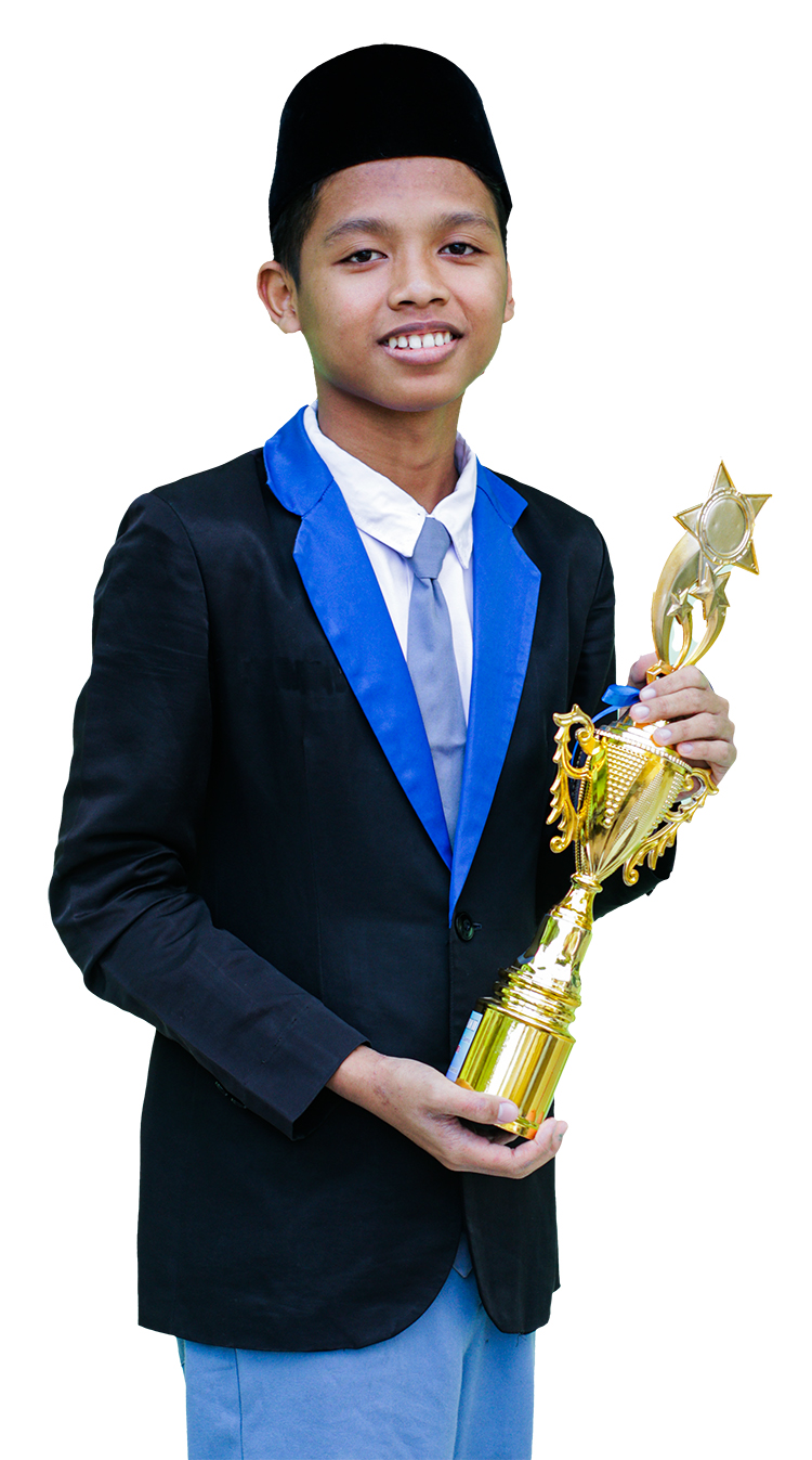 MEMBANGGAKAN: Ramdhan Adi Saputra, santri SMA Nuris, memegang piala penghargaan setelah menjadi juara esai tingkat nasional.