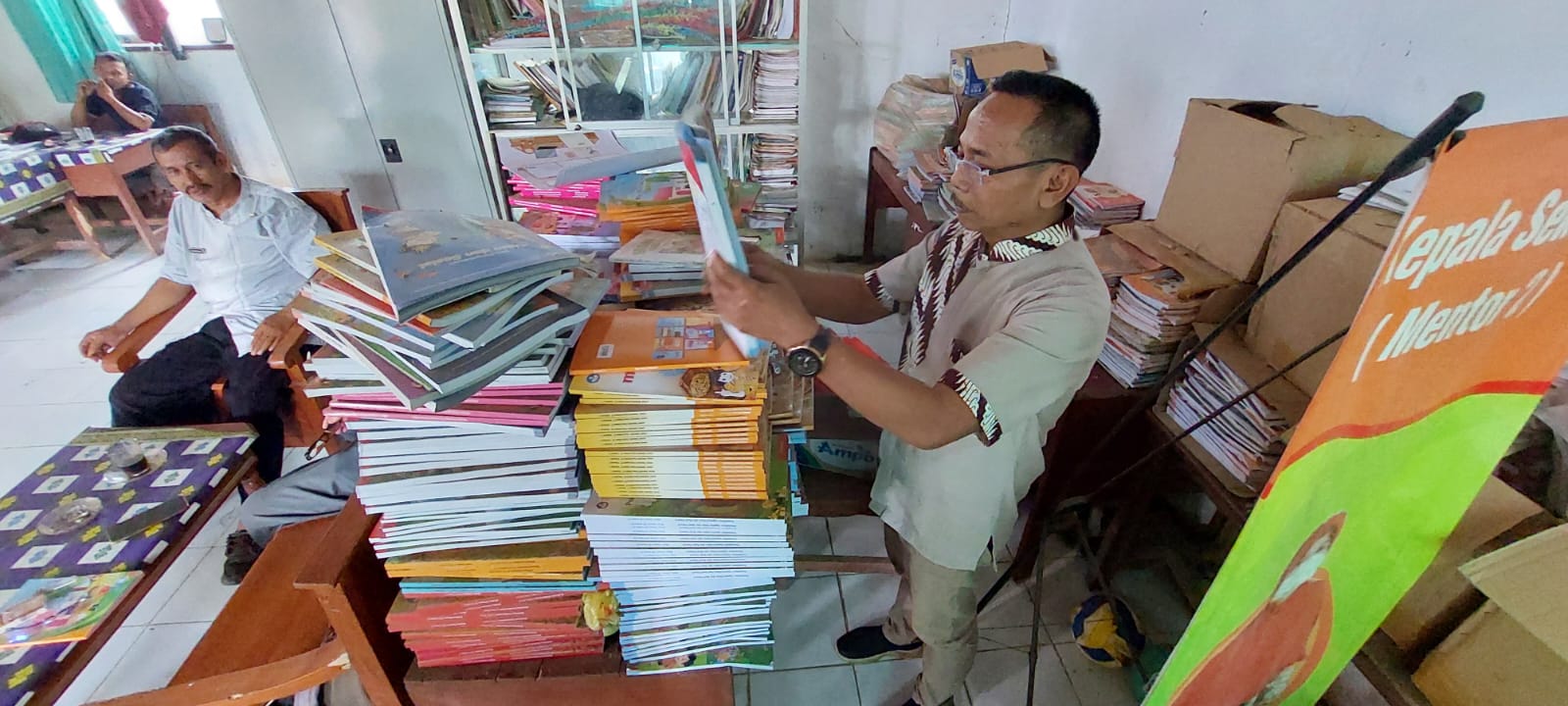 CUKUP DITUMPUK: Buku bacaan yang ada di SDN Banjarsari 04 hanya ditumpuk diatas meja yang ada di ruang guru. Sebab sekolah itu tidak punya ruang khusus untuk perpustakaan. (JUMAI/RJ)