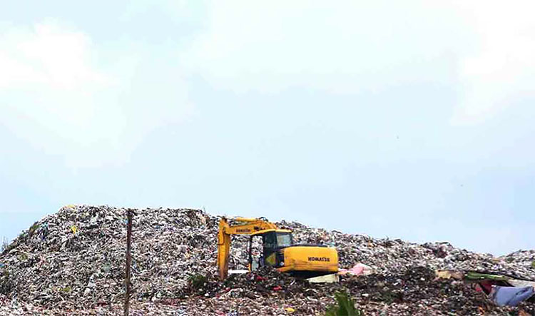 BUTUH PERHATIAN: Kondisi sampah di TPA Pakusari yang menggunung. Pada musim hujan gunungan sampah tersebut rawan longsor.
