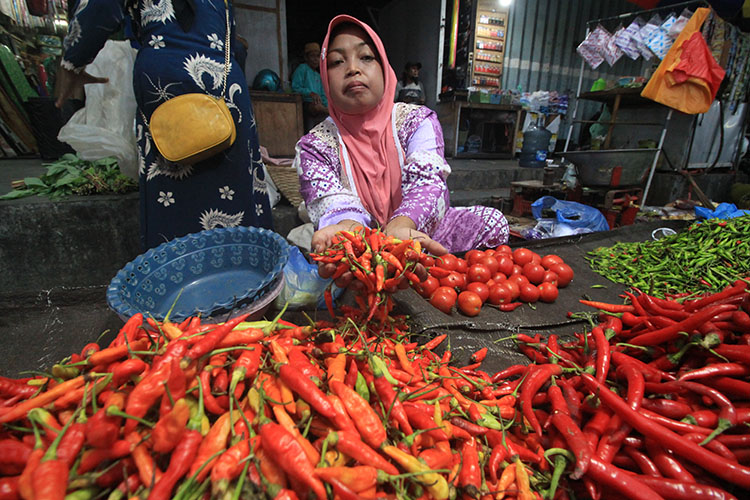 DIJUAL: Warga menunjukkan beras yang dijual di Pasar tanjung. Komoditas beras menjadi penyumbang inflasi bulan lalu.