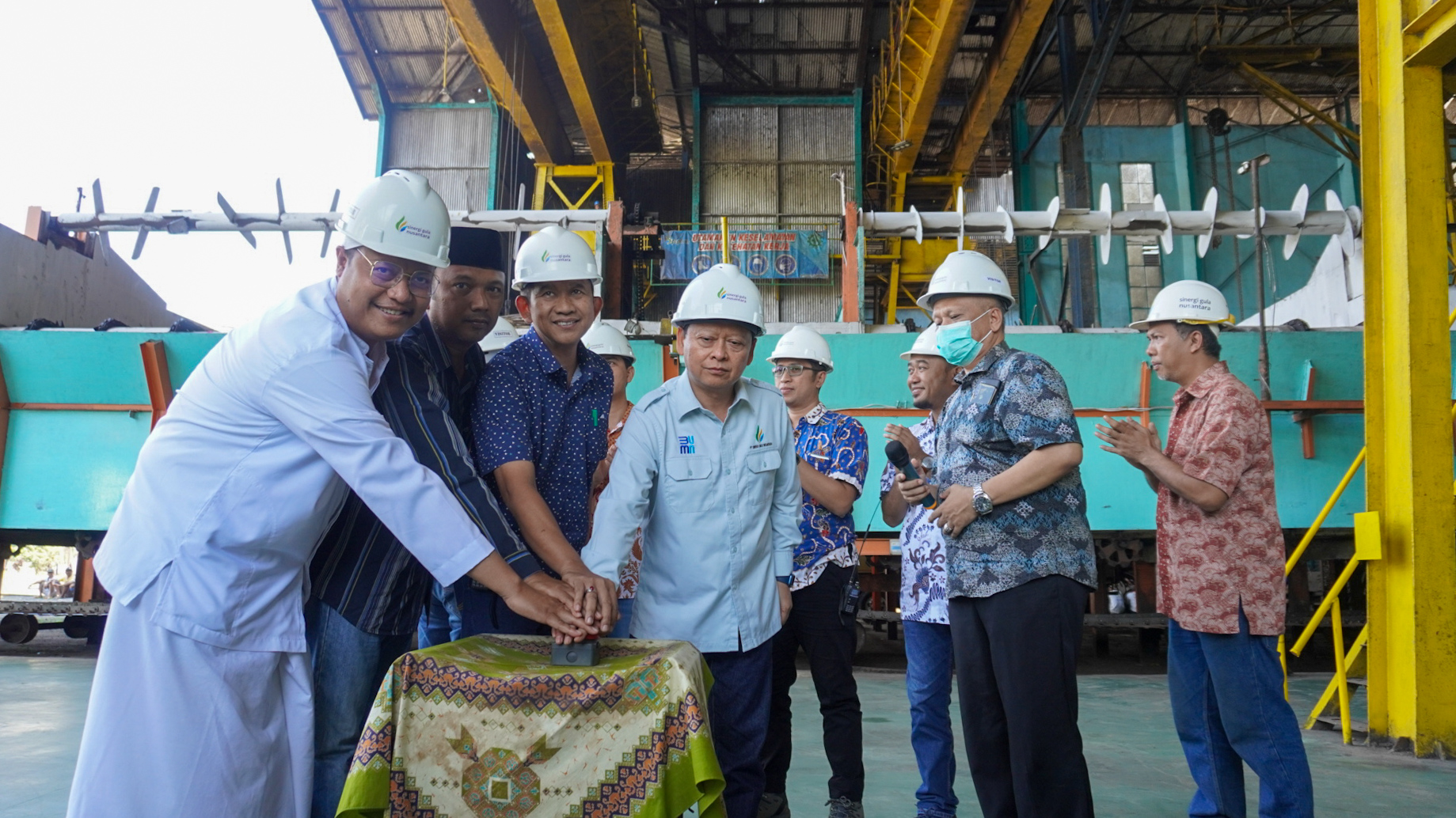 HASIL BAGUS: General Manager PG Semboro Noor Dradjad Rachman (tiga dari kiri) dan Direktur Utama PT SGN Aris Toharisman (empat dari kanan) bersama perwakilan petani memulai pembukaan giling tebu di PG