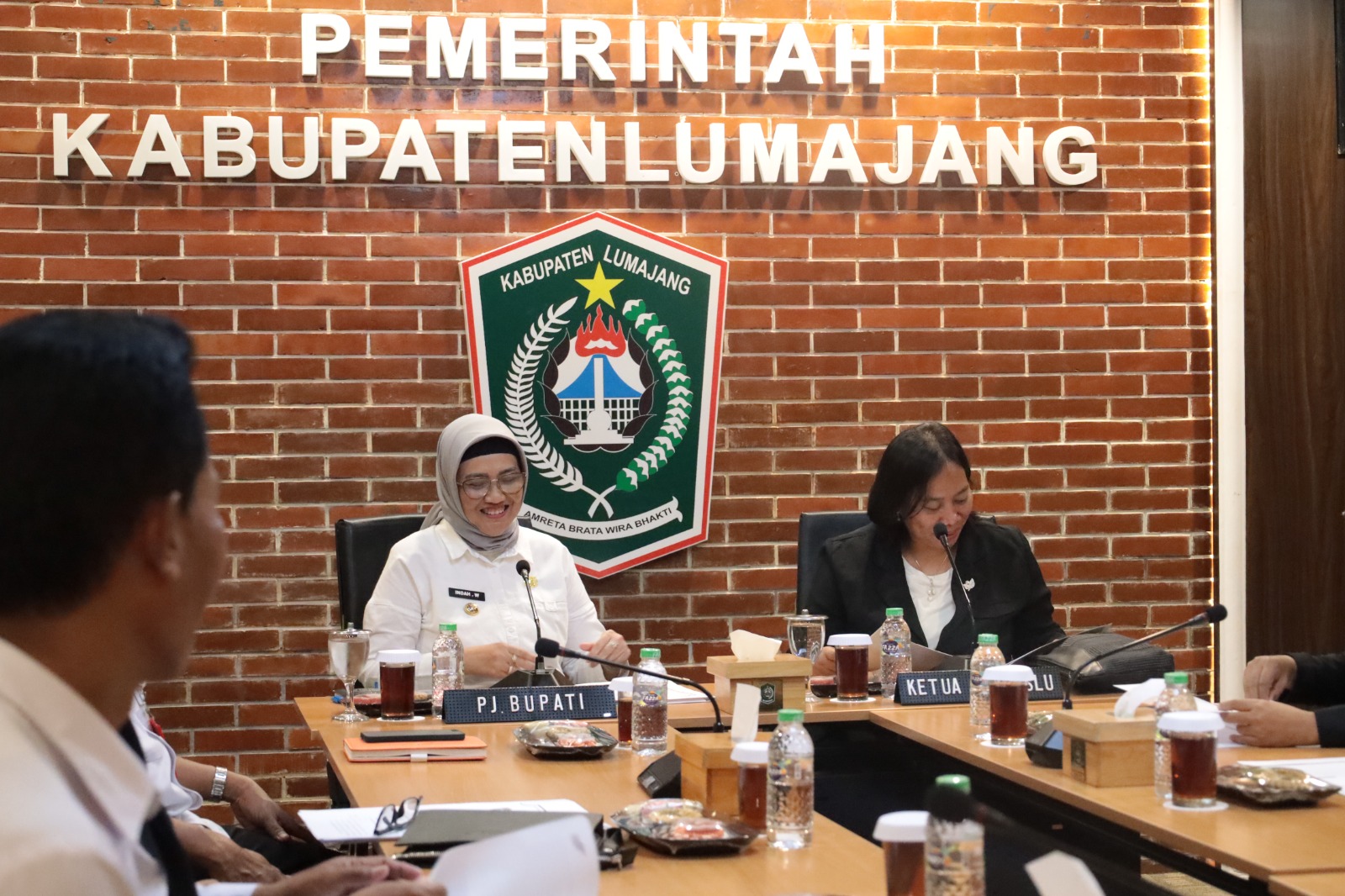 KEHARUSAN: Pj Bupati Lumajang Indah Wahyuni bersama Ketua Bawaslu Lutfia saat menandatangani NPHD yang menjadi keharusan sesuai dengan Permendagri Nomor 44 Tahun 2019.