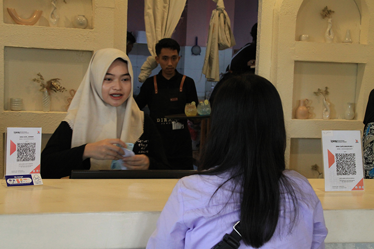 RAMAH: Pegawai Dira Cafe Argopuro melayani para pelanggan.