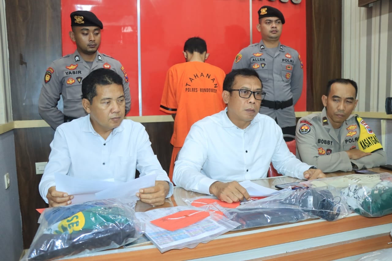 BERKUMPUL: Pihak kepolisian Bondowoso saat menampilkan berbagai barang bukti, kemarin (10/11). (POLRES BONDOWOSO UNTUK RADAR IJEN)