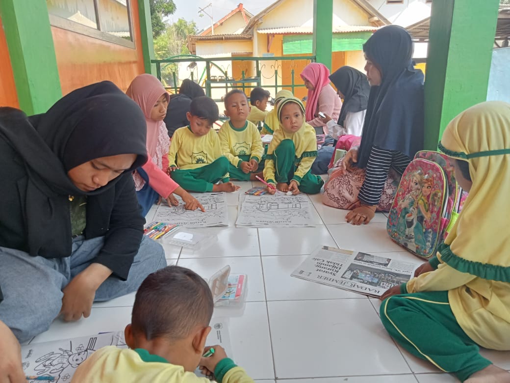 ANTUSIAS: Peserta lomba mewarnai dari Kecamatan Cermee Bondowoso.