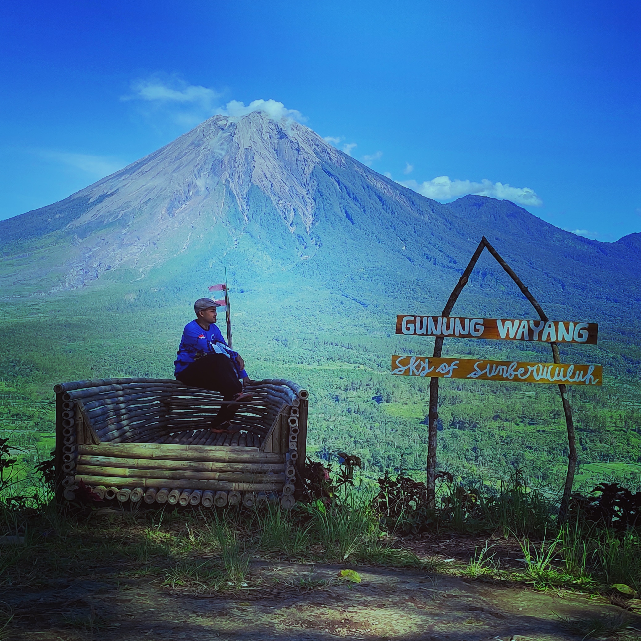 SPOT TERBAIK: Berfoto berlatar indahnya Julangan Gunung Semeru tentu jadi keinginan pecinta petualang yang tidak boleh ditunggu lagi.