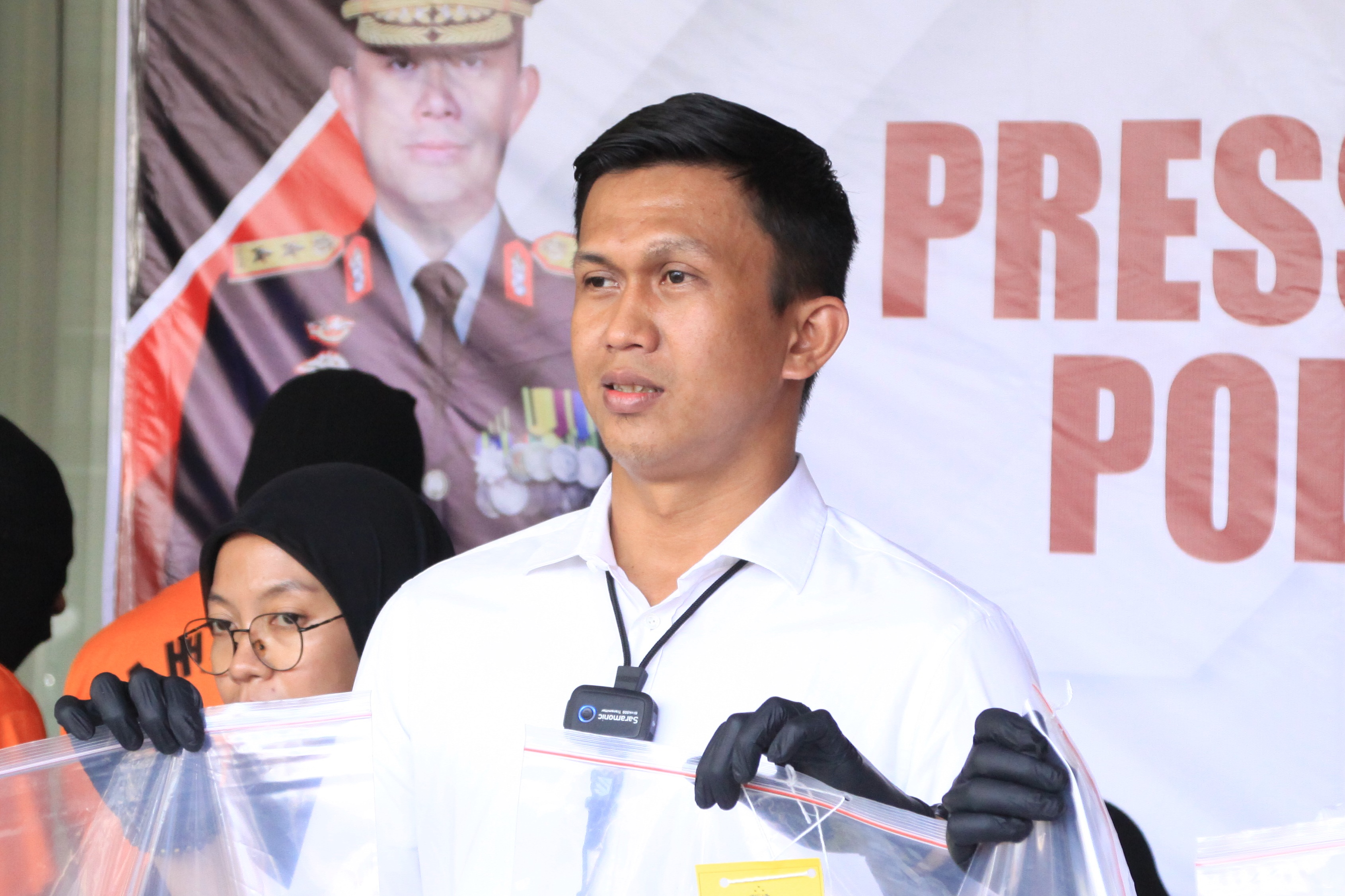 &ldquo;Saya bentuk tim supaya cepat. Kami serius, karena jumlah korbannya mencapai 43 orang.&rdquo;  AKP ABID UAIS AL-QARNI AZIZ  (Kasat Reskrim Polres Jember)