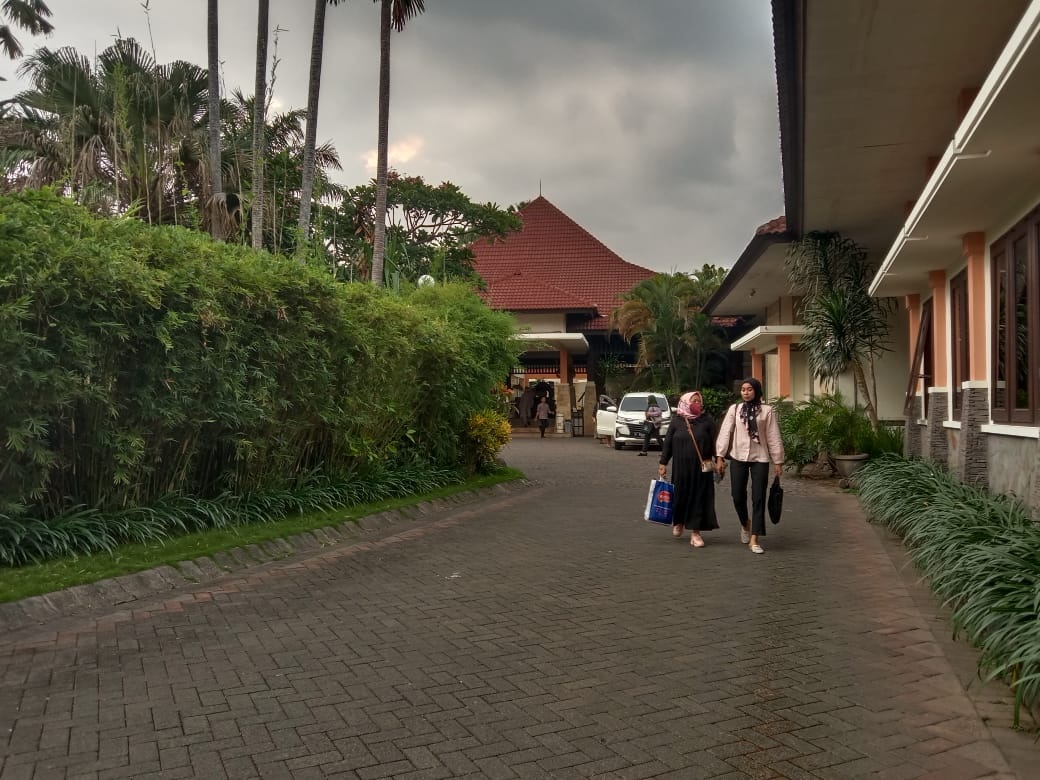  BERJALAN SANTAI: Dua orang sedang keluar dari salah satu hotel di Bondowoso. Kini, pajak hotel belum maksimal.