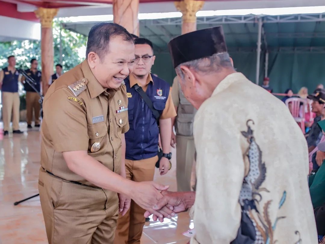 PENYALURAN BANTUAN: Bupati Jember Hendy Siswanto menyerahkan langsung BLT DBHCHT kepada KPM di Kecamatan Jenggawah, beberapa waktu lalu.