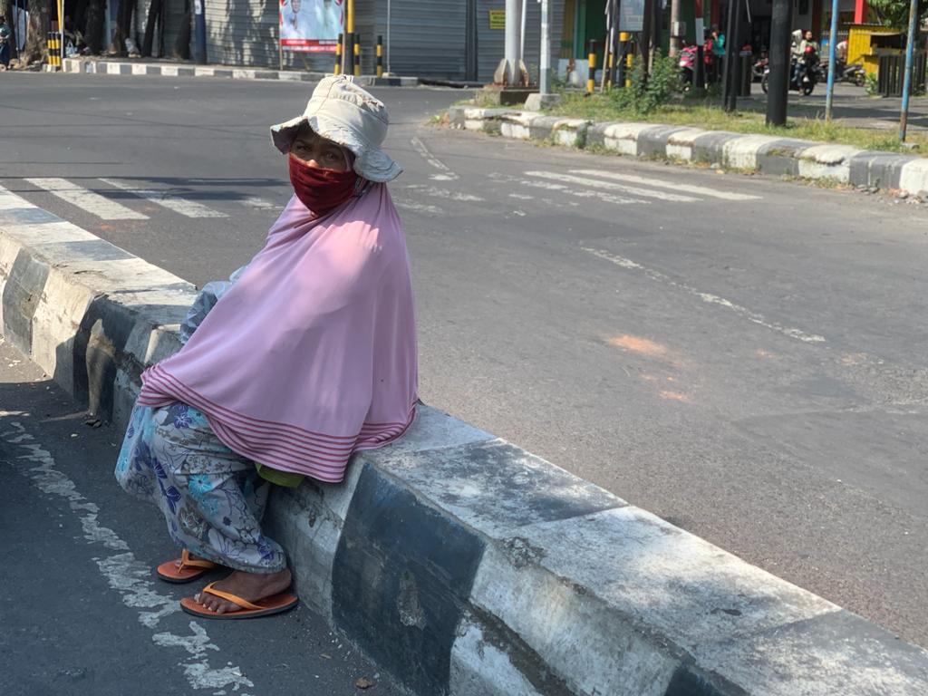 RELA KEPANASAN: Pengemis masih marak berkeliaran di kawasan kota Lumajang.