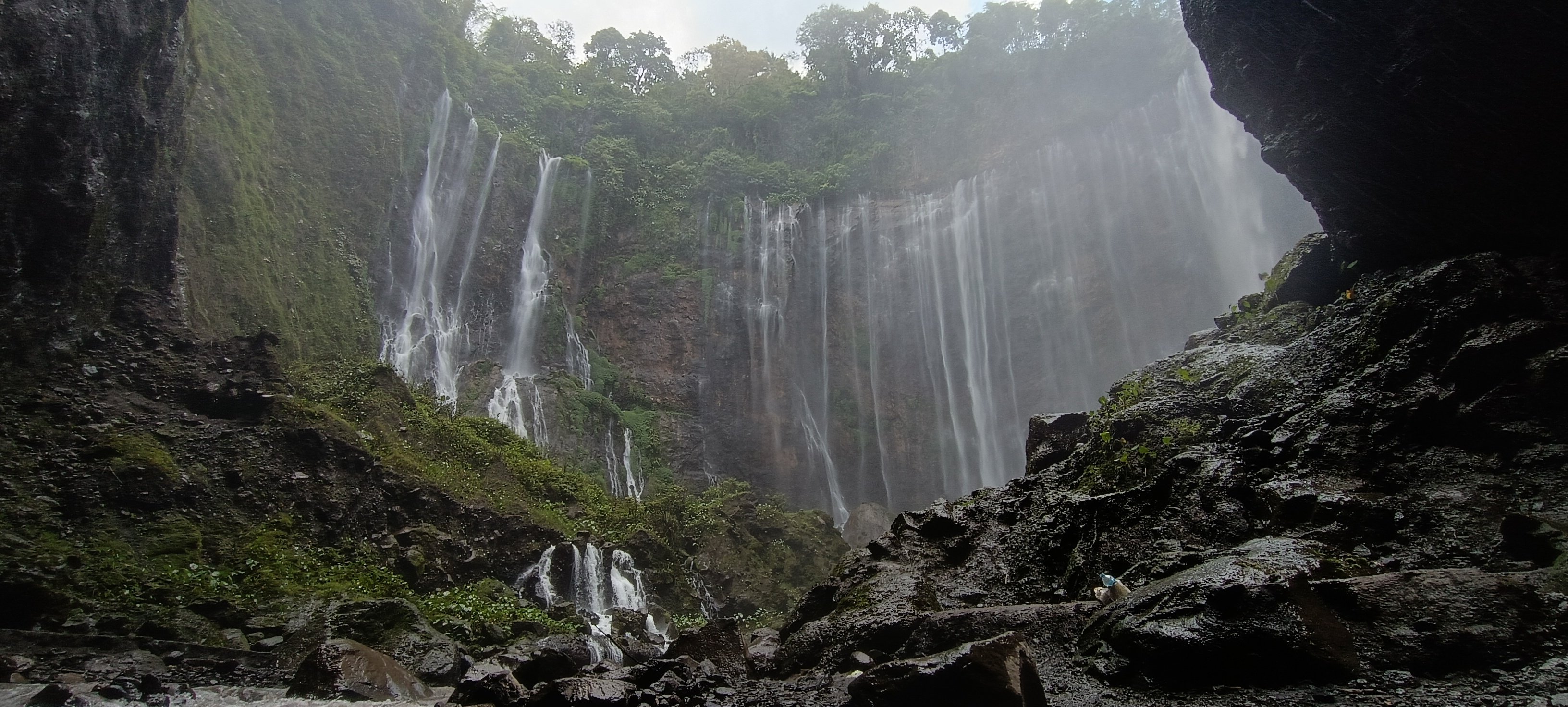EKSOTIS: Air Terjun Tumpak Sewu yang sangat memukau mata pengunjung.