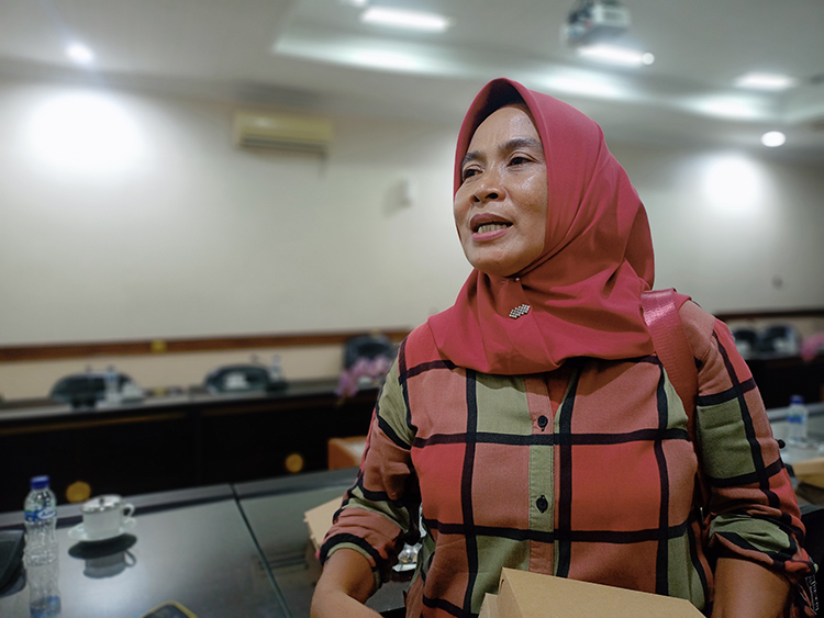 STRONG WOMEN: Dewi Kholifah menghadiri suatu acara di Gedung DPRD Jember.