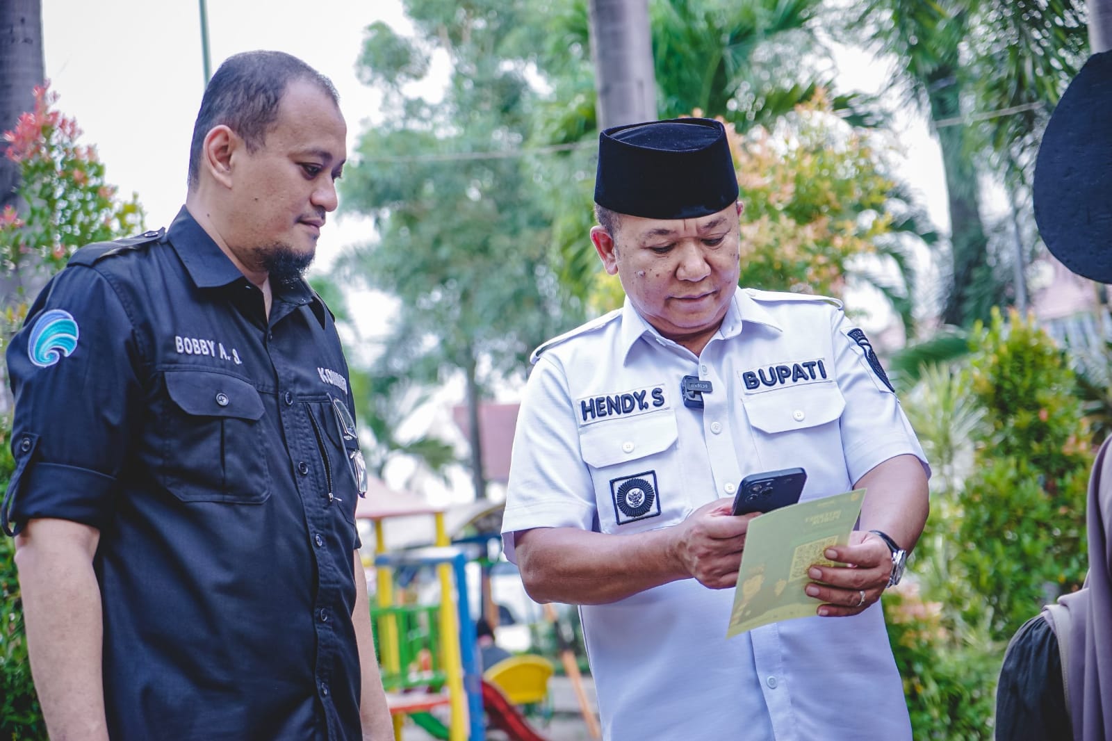 LAYANAN INFORMASI: Bupati Jember Hendy Siswanto menyapa warga Jember dan memberi tahu segala akses informasi Pemkab Jember di Alun-Alun Jember, beberapa waktu lalu.