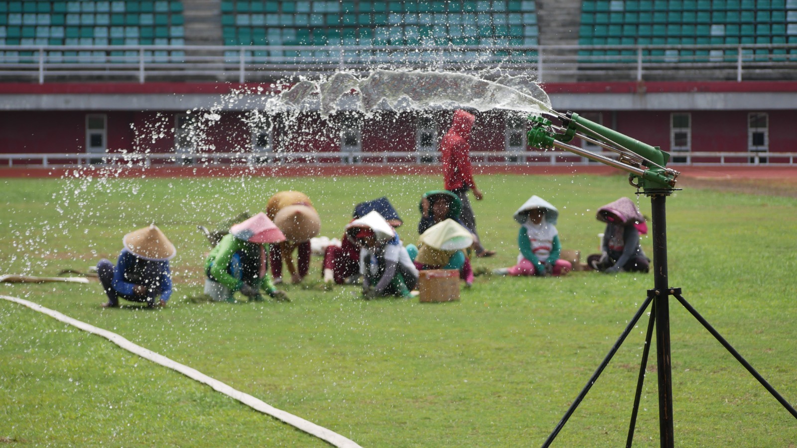 TUAN RUMAH: Proses perawatan Stadion Jember Sport Garden (JSG) Ajung, beberapa hari lalu. Asprov PSSI Jatim bakal melakukan verval setelah stadion disetujui sebagai tuan rumah grup.