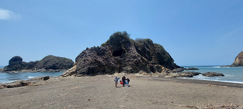 WISATA BARU: Wisatawan kembali dari Gunung Pawon yang berada di Desa Sabrang, Kecamatan Ambulu.
