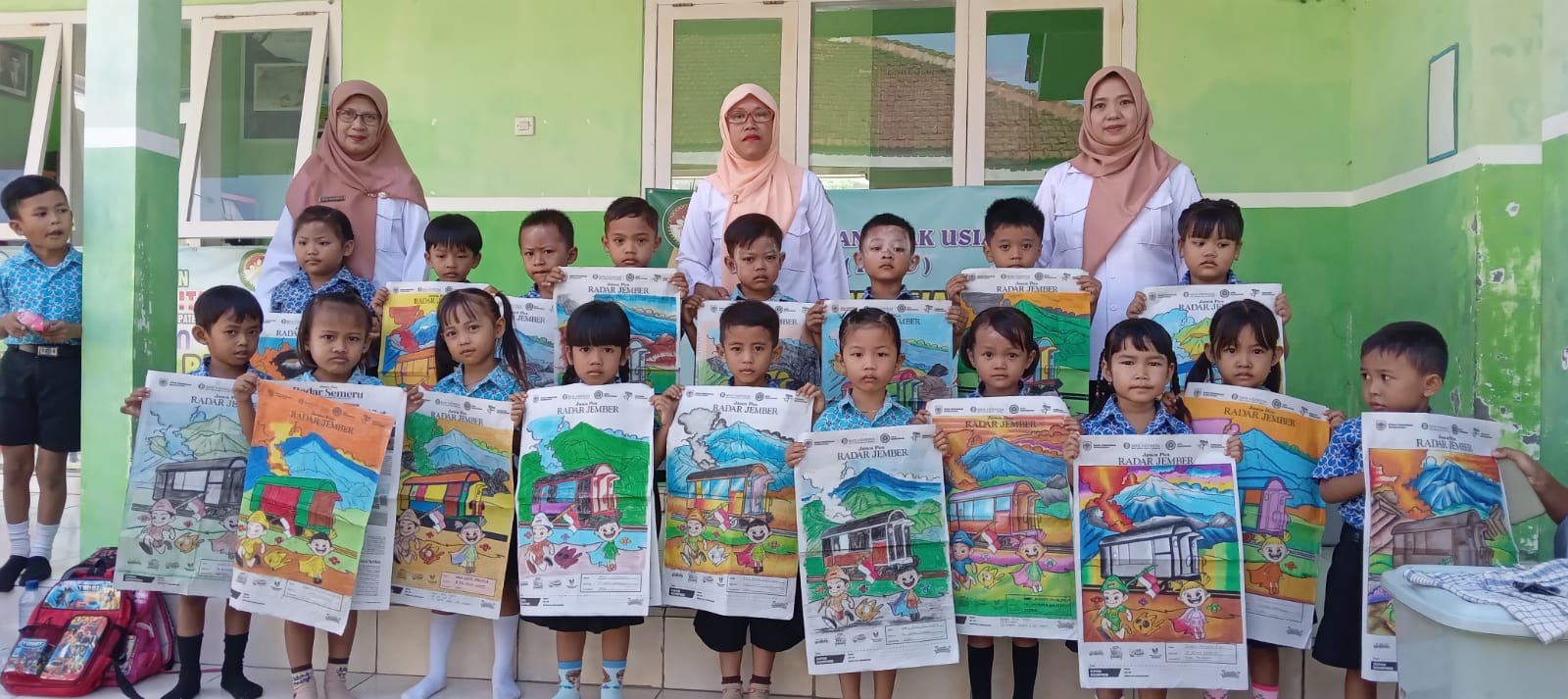 SENANG: Siswa TK Dharma Wanita 01 Tapen yang didampingi para guru menampilkan hasil karya mewarnai, kemarin (15/11). Foto bawah, kebanggaan anak saat menunjukkan koran yang selesai diwarnai.  &nbsp;