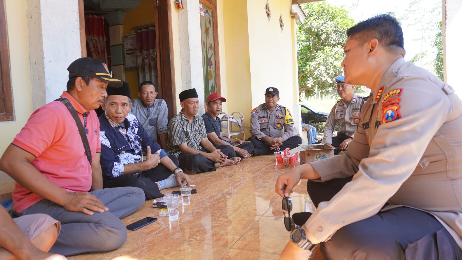 DUKA MENDALAM: Camat Puger Heru Widagdo bersama kapolsek Puger AKP Eko basuki saat datang kerumah dua didampingi Suyono kepala Desa Grenden, kecamatan Puger Kamis (16/11). (JUMAI/RJ)