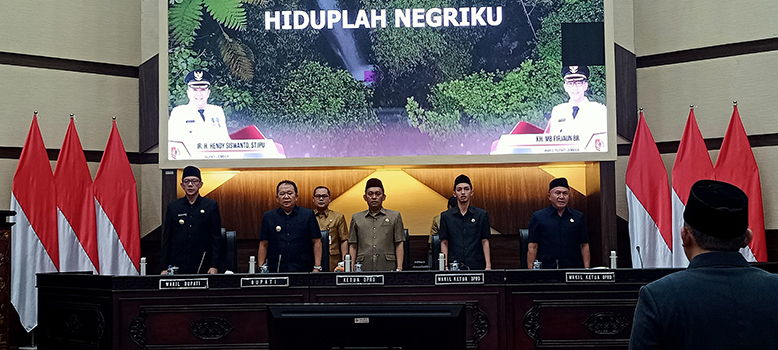 KHIDMAT: Dari Kiri, Wabup Jember Firjaun Barlaman, Bupati Jember Hendy Siswanto, bersama Ketua DPRD Jember Itqon Syauqim dan sejumlah Wakil Ketua DPRD Jember dalam Rapat Paripurna Raperda APBD 2024 di