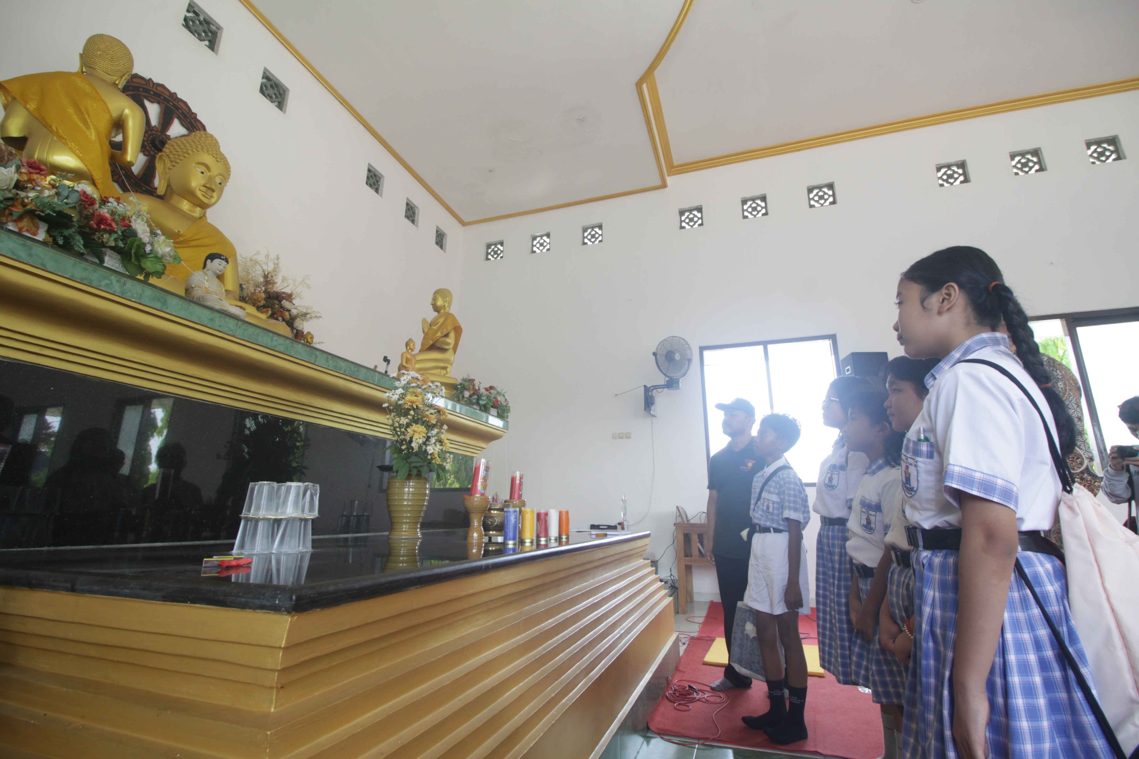 LEBIH MENGERTI: Siswa SDK Maria Fatima 3 mengunjungi wihara dan berbagai tempat ibadah di Jember, kemarin (16/11). Berkunjung ke tempat ibadah menjadi salah satu cara melatih toleransi beragama sejak