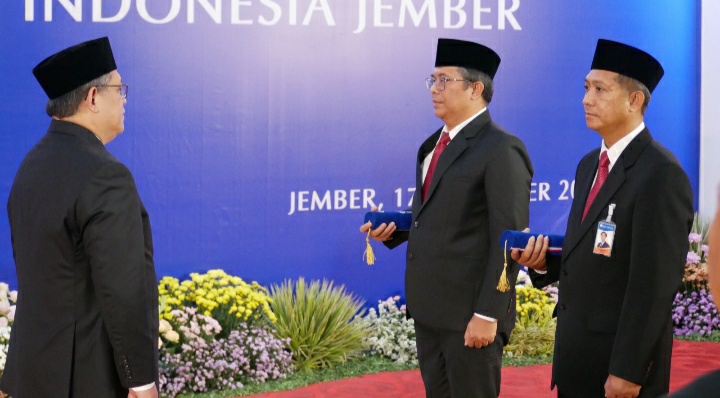 RESMI DILANTIK : Dari kanan Gunawan sebagai Kepala Perwakilan Bank Indonesia Jember dan ukon Afrinaldo sebagai Kepala Divisi Departemen Pengelolaan Logistik dan Fasilitas Bank Indonesia