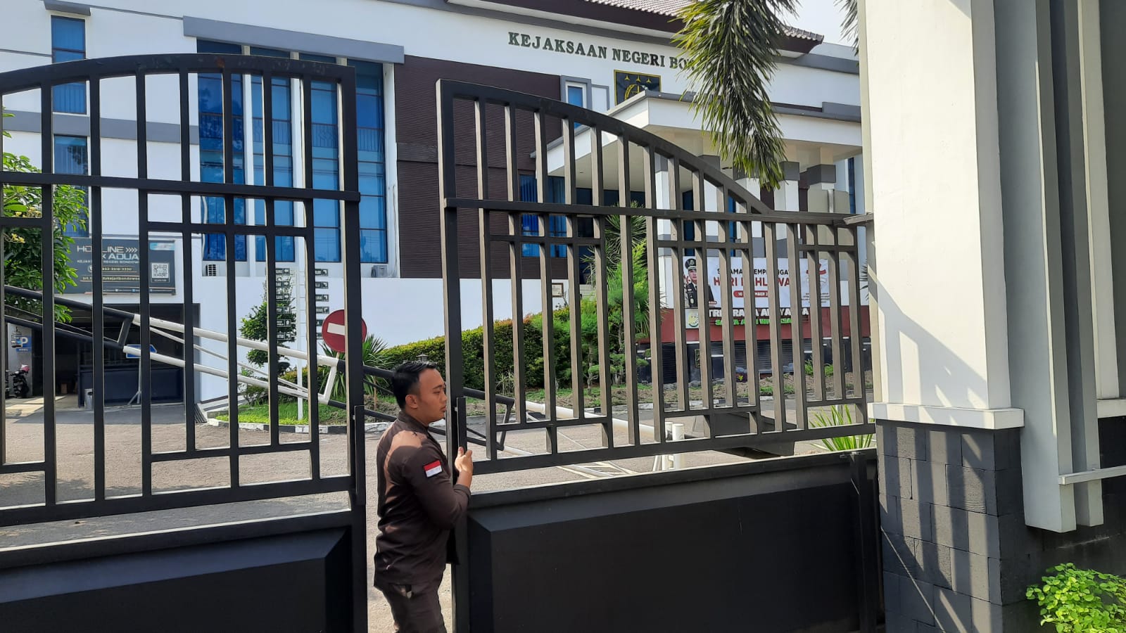 SEPI: suasana kantor Kejari Bondowoso tampak depan, situasi saat ini masih belum bisa dikunjungi Media, Jumat (18/11). (FAQIH HUMAINI/RADAR IJEN)