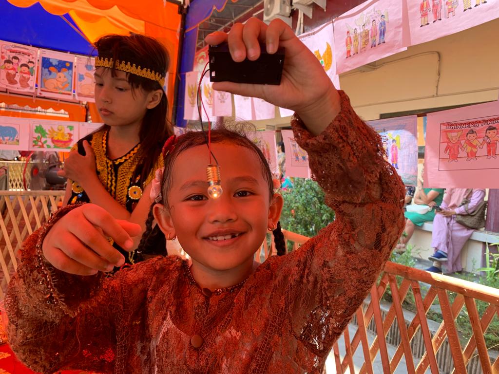 KREATIF: Sejumlah anak di Lumajang ketika mengotak atik listrik hingga menghasilkan cahaya lampu.