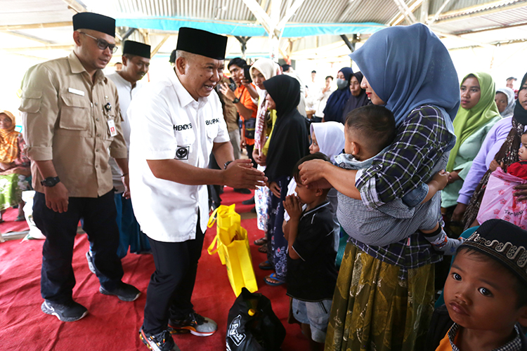 CEGAH STUNTING: Bupati Jember Hendy Siswanto memberikan bantuan kepada bayi dan balita, beberapa waktu lalu.