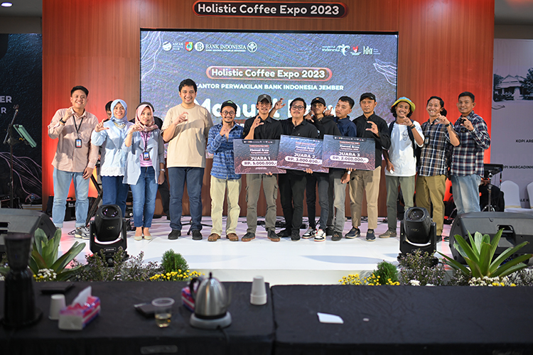 Foto bersama pemenang lomba manual brew HCE 2023