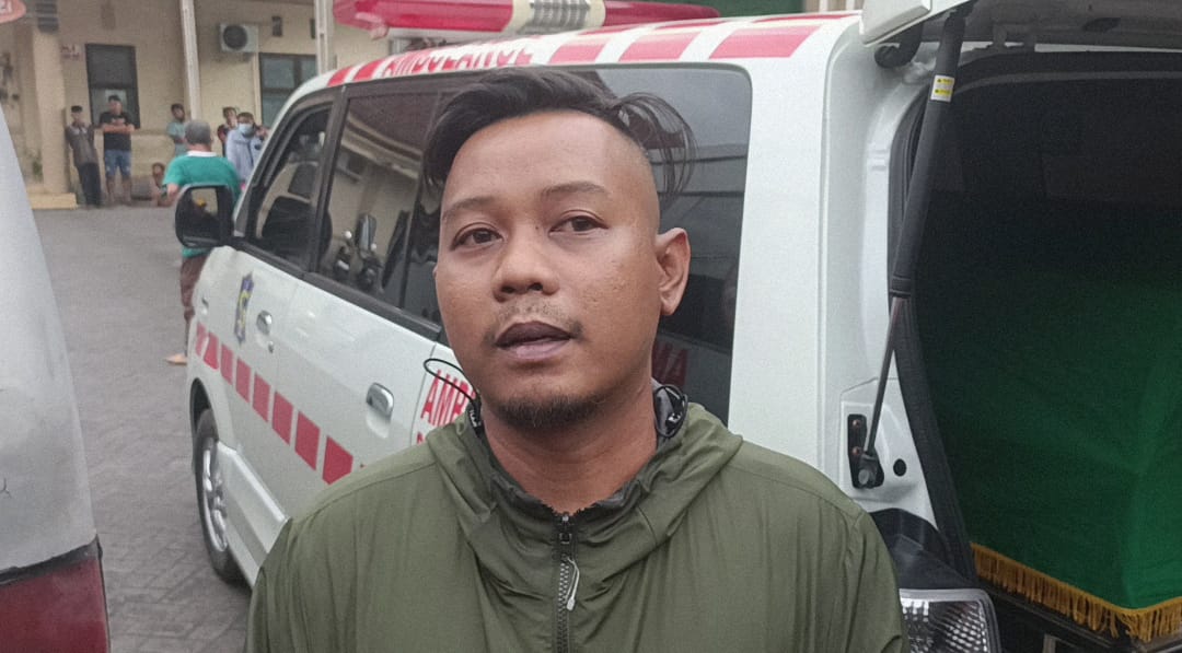 SEDIH:&nbsp; Anak Korban Bernama Mariana, Evin Yudistira saat datang ke Lumajang. (MUHAMMAD HASBI/RADAR SEMERU)