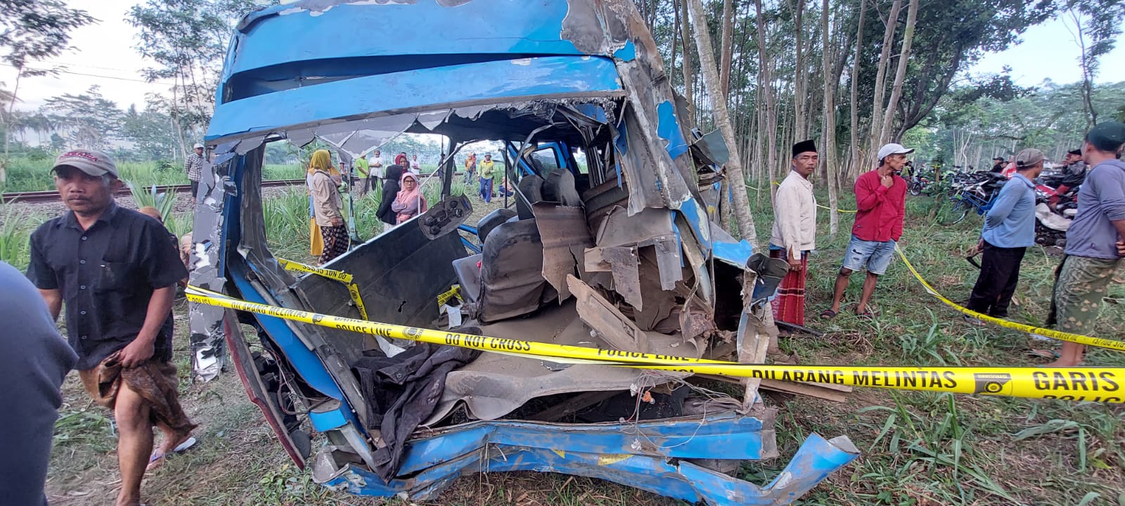HANCUR: Kondisi mobil Elf yang mengalami kecelakaan tertabrak kereta api di Klakah, Lumajang. (JUMAI/RJ)