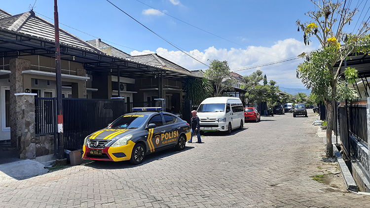 DIKAWAL: Kendaraan polisi dan KPK terparkir di depan rumah tersangka OTT KPK, Perumahan Taman Sari Indah, kemarin (20/11).