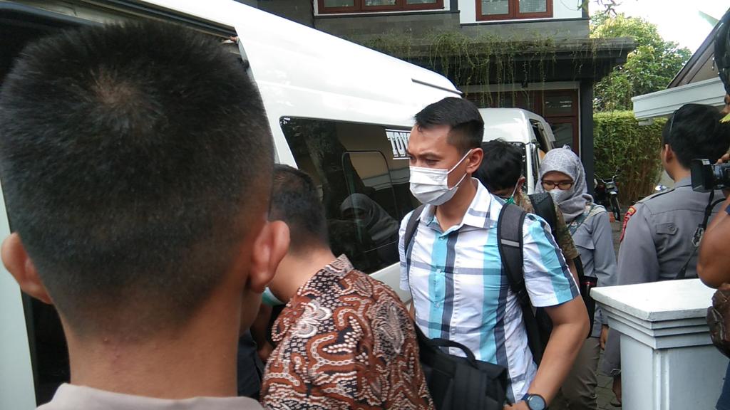 BAWA BERKAS: Tim KPK usai menggeledah rumah kontraktor di Jember. (ILHAM/RJ)