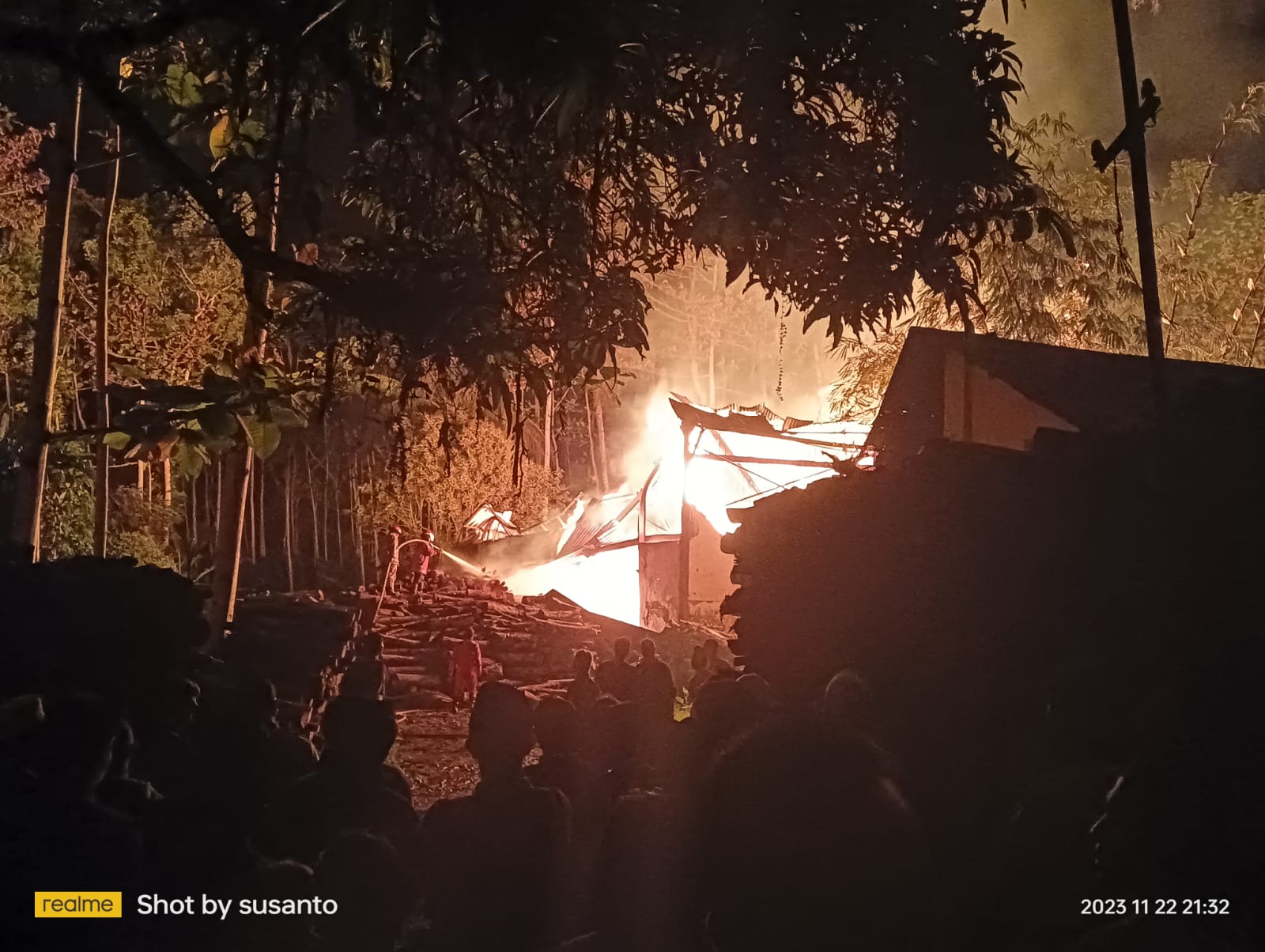 BERUSAHA DIPADAMKAN: Satu unit mobil damkar dari posko Jember saat melakukan pemadaman di lokasi. (POLSEK UNTUK RJ)