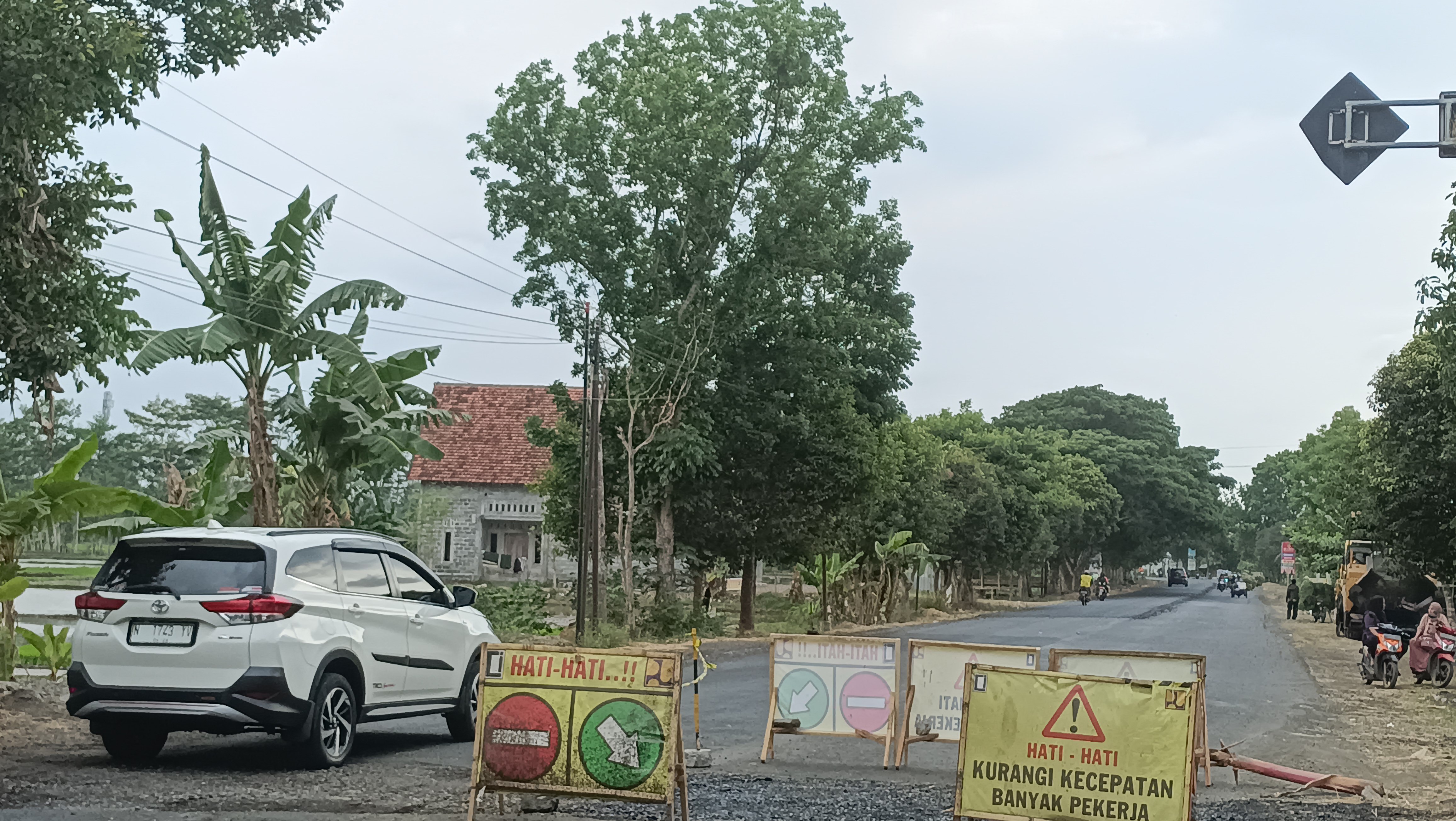 LALU LALANG: Perlintasan di JLT yang masih dalam proses pembangunan hingga beberapa waktu mendatang. Bahkan sering terpantau kendaraan ukuran berlebih ikut melintasi aspal yang masih anyar.