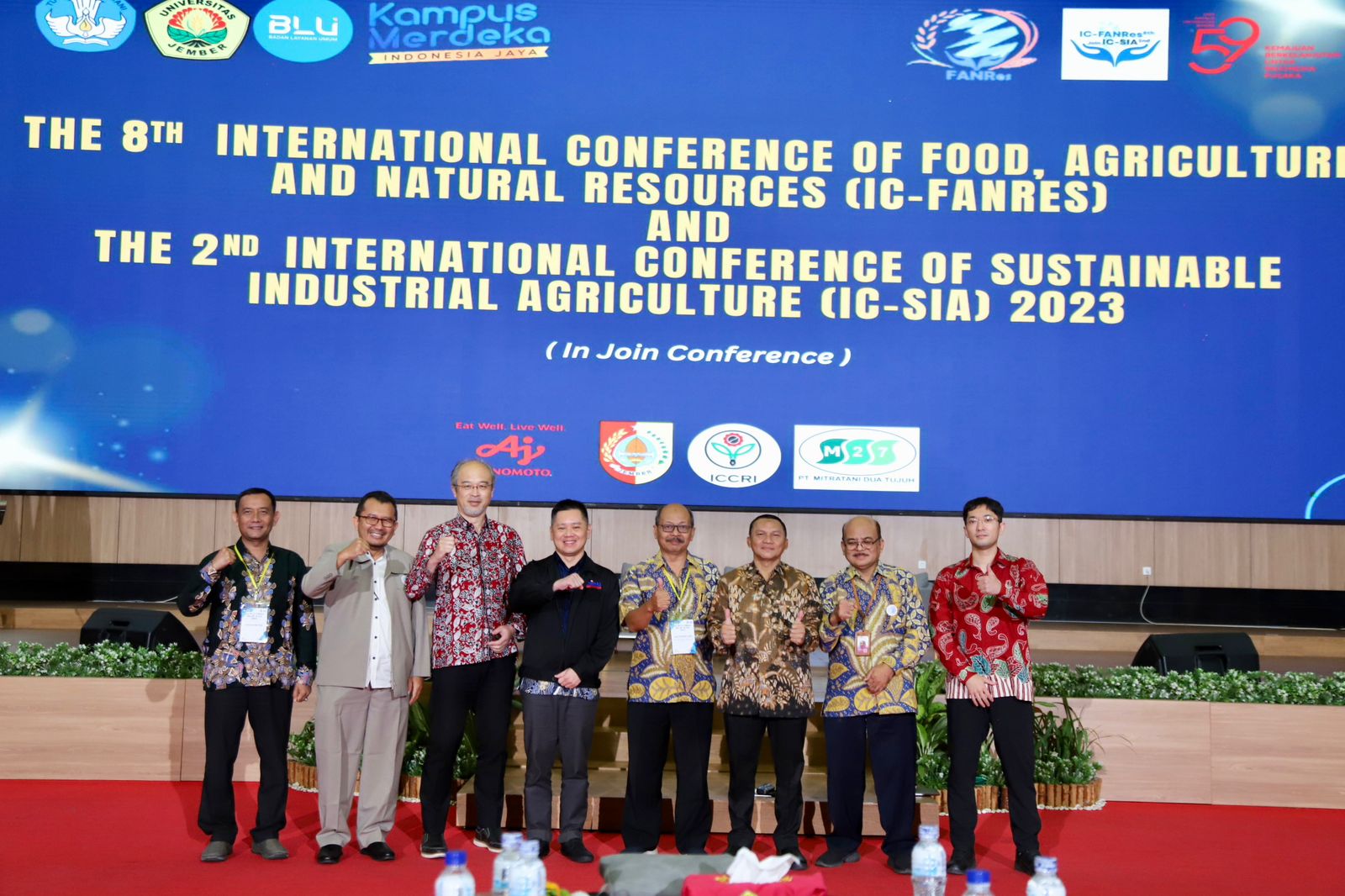BERJEJARING: Presiden FANRes Prof Yuli Witono (kedua dari kiri) bersama para peneliti dari kampus manca negara dalam International Conference of Food, Agriculture and Natural Resource (IC-FANRes) ke 8