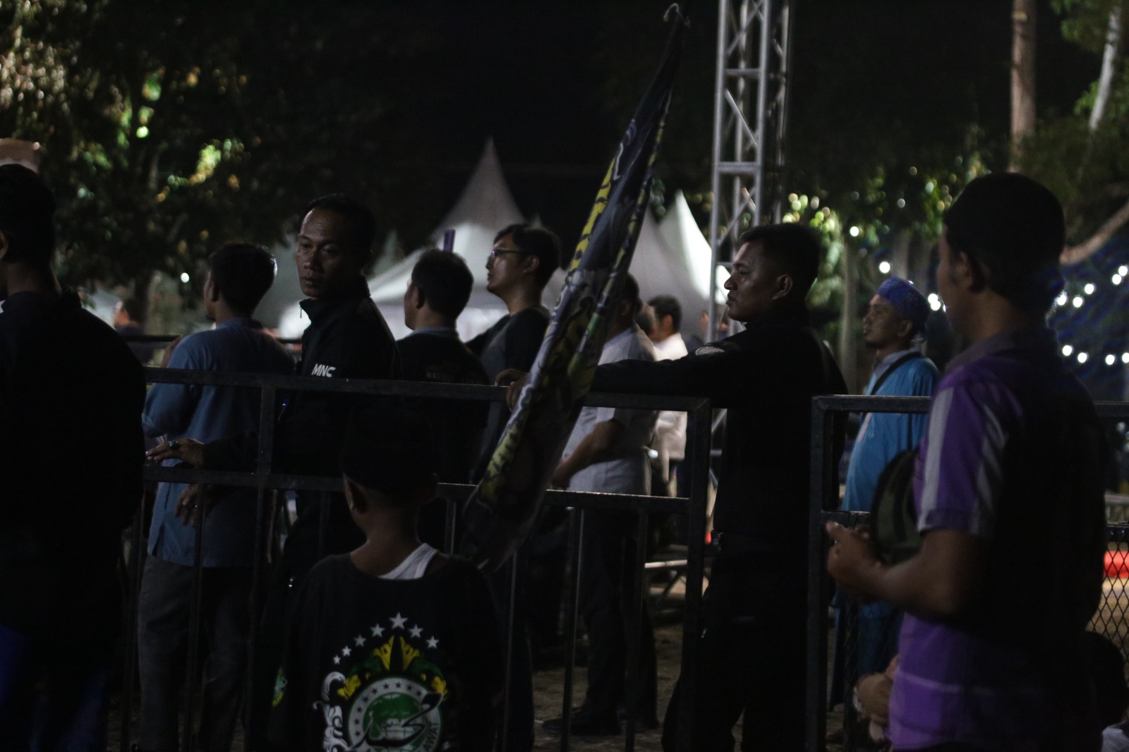 LUCUNYA: Wartawan Jawa Pos Radar Jember bersama sejumlah wartawan dilarang masuk saat akan melakukan liputan Cawapres Mahfud MD yang datang ke Jember, Minggu (26/11). (DJALU/RJ)