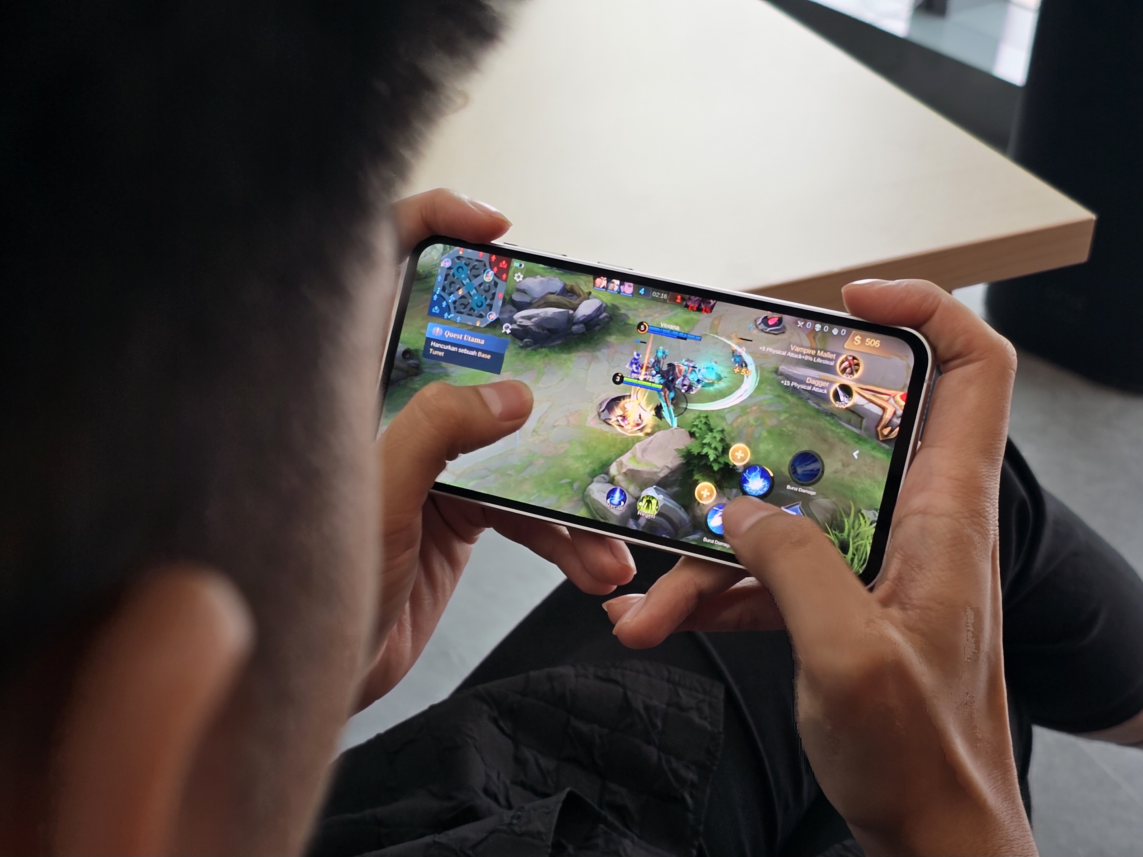 Asik main game kapanpun karena Galaxy S23 FE punya sistem pengaturan suhu yang optimal melalui fitur Vapor Chamber yang besar