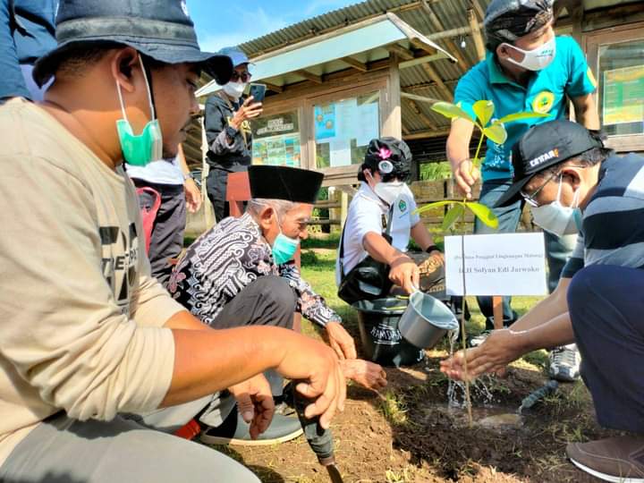 TANAM POHOM: Momen penanaman pohon diikuti oleh Yulia dengan beberapa komunitas.