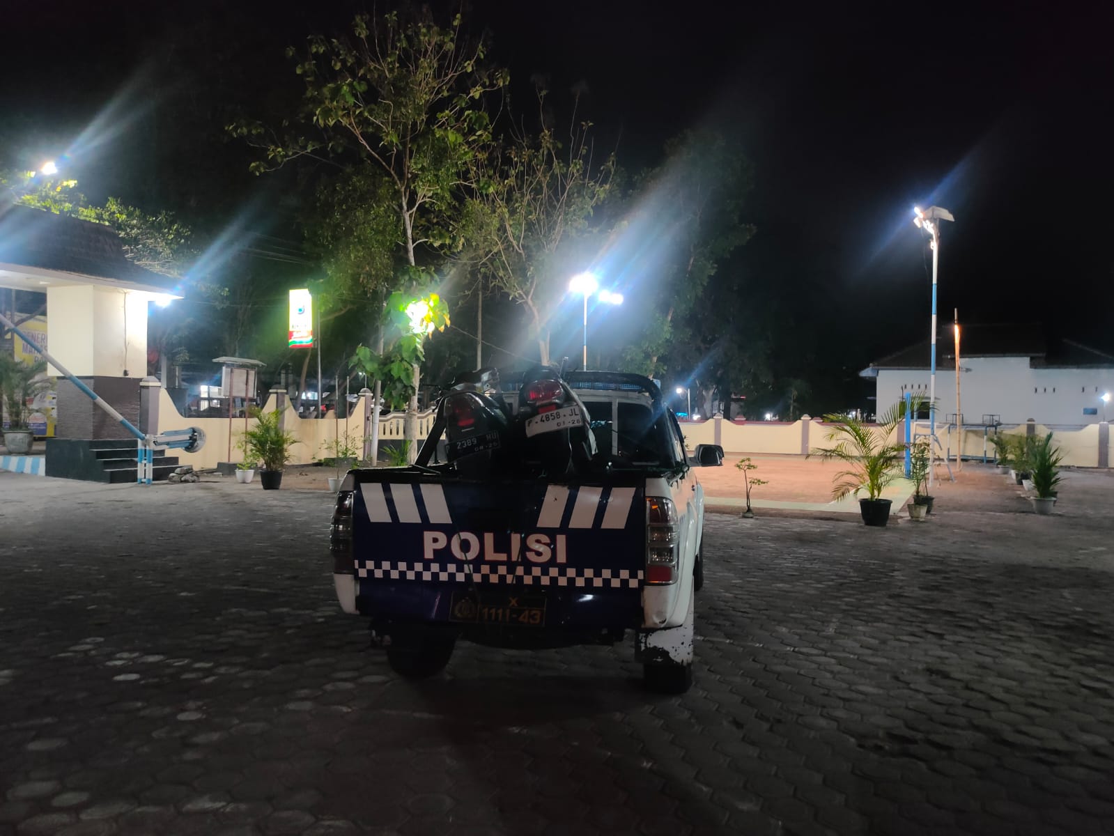 JADI BARANG BUKTI: Dua motor yang bertabrakan di ruas jalan Kencong kemarin sudah diamankan pihak kepolisian.