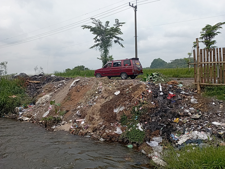 RAWAN: Kondisi TPS Desa Mayang yang berbatasan langsung dengan sungai dan tidak berpagar seluruhnya.