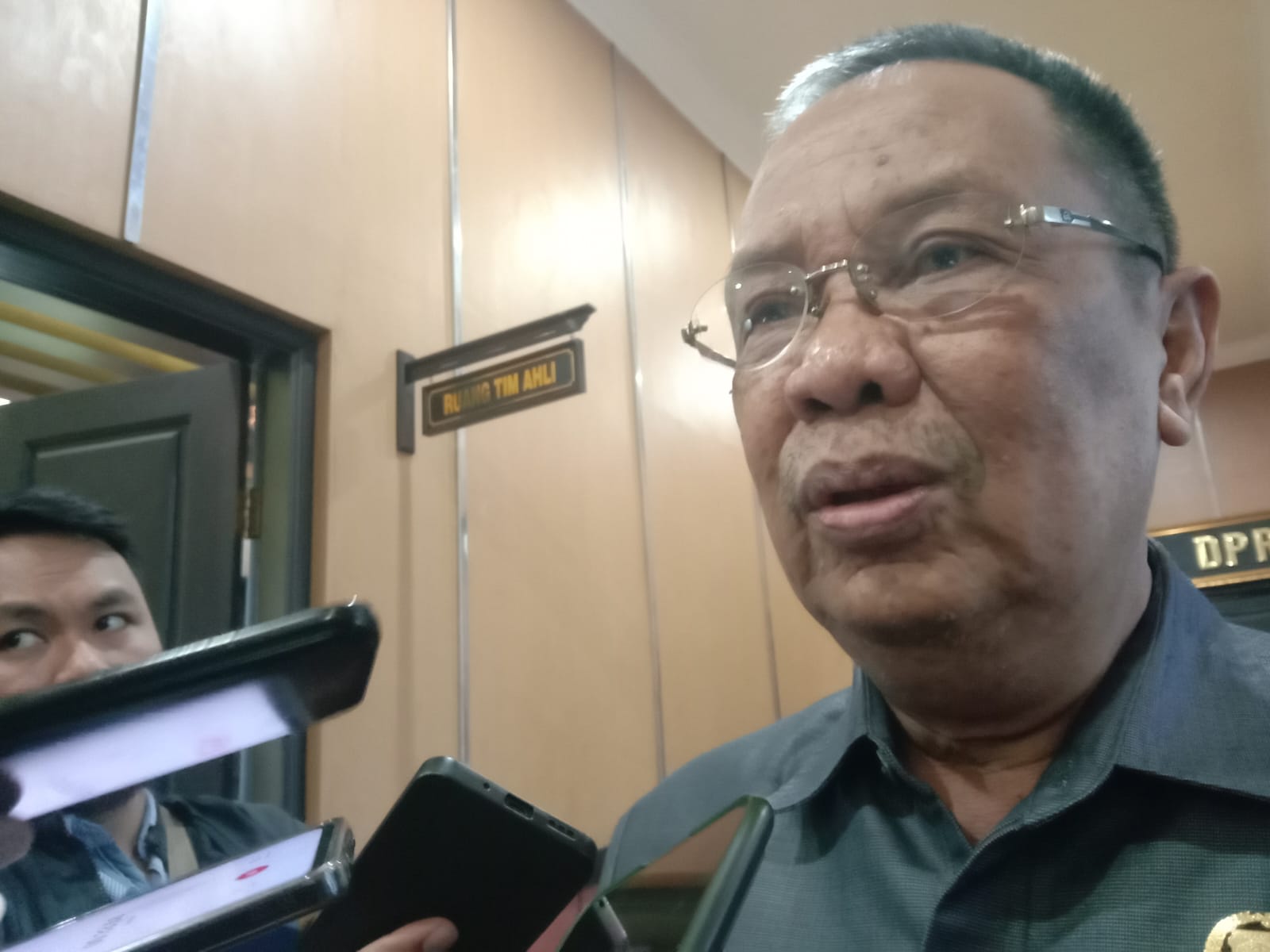 "Menurut kami belanja dan pendapatan daerah masih berimbang. Sementara, prediksi defisit itu bisa menjadi motivasi untuk mengangkat PAD.&rdquo;  &nbsp;AHMAD DHAFIR  Ketua Banggar DPRD Bondowoso