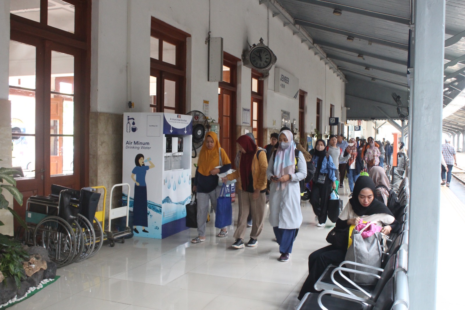TRANSPORTASI MASSAL: Sejumlah penumpang baru saja turun dari kereta api di Stasiun Jember.