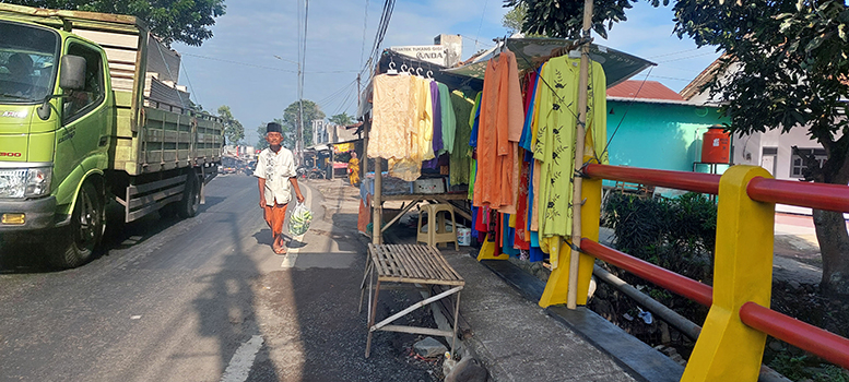 MENGALAH: Lapak pedagang yang berjualan di atas jembatan di Jalan Jember-Banyuwangi, Desa Sempolan, Kecamatan Silo.