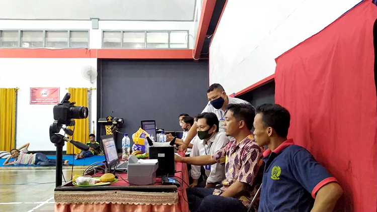 UPDATE DATA: Warga binaan di Lapas Jember mendapat layanan perekaman KTP elektronik. Sayangnya, untuk perekaman KTP, tidak semua kecamatan bisa melaksanakan.