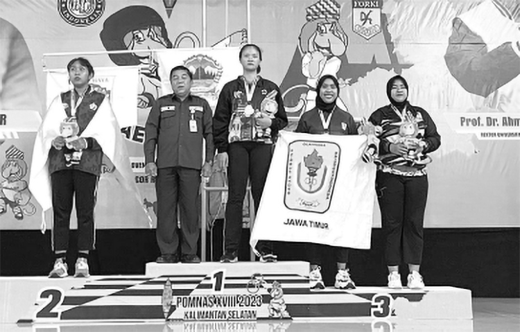 PUAS: Foto bersama juara taekwondo di ajang Pomnas yang berlangsung di Kalimantan Selatan.